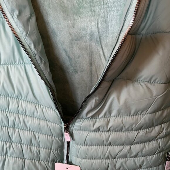 Lightweight puffer jacket with hood - Picture 3 of 8